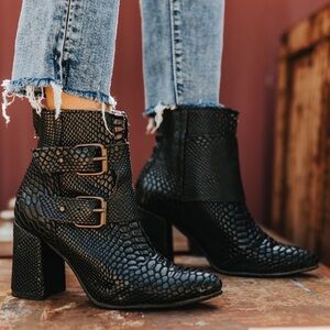 BRAND NEW Freebird black snakeskin Joey boot size 9